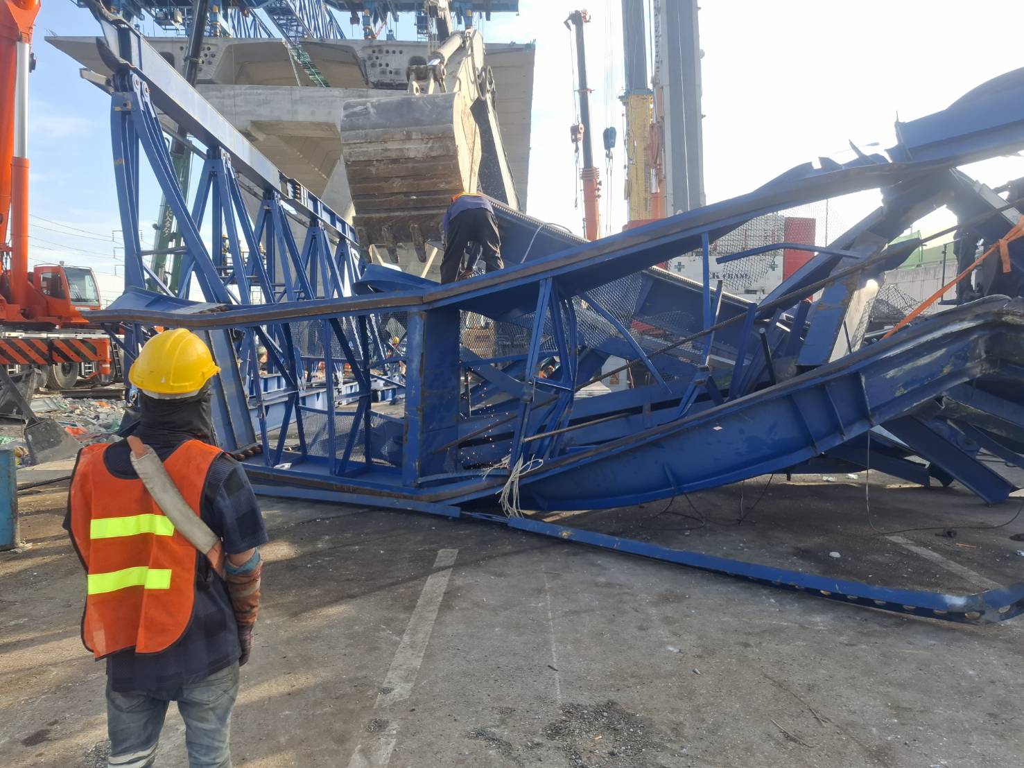 กรมทางหลวงเร่งรื้อถอนโครงสร้างสะพาน ยก Main Truss Beam สำเร็จ มุ่งคืนผิวจราจรให้ประชาชน