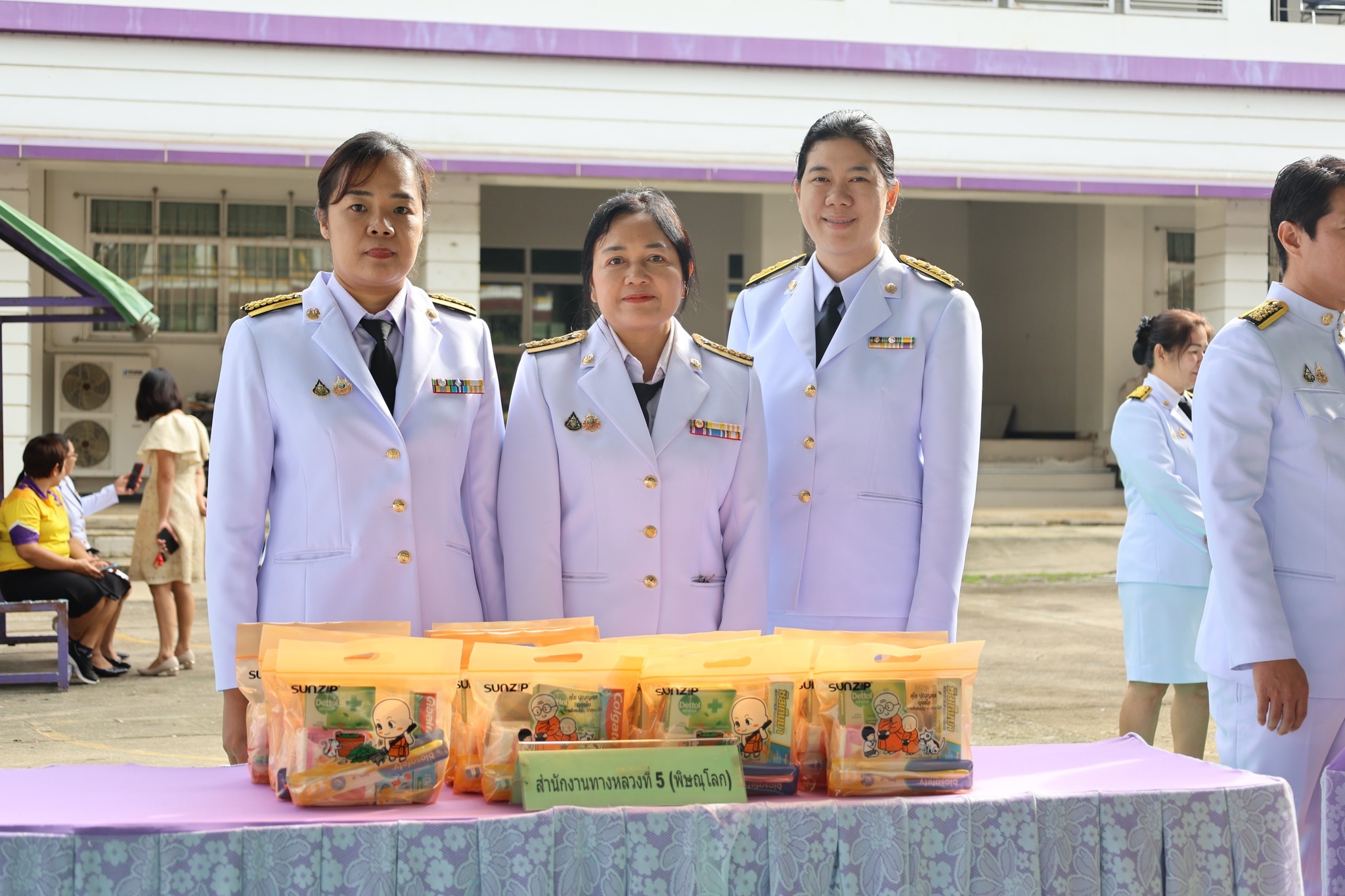 สำนักงานทางหลวงที่ 5 (พิษณุโลก) เข้าร่วมพิธีเจริญพระพุทธมนต์และพิธีตักบาตรพระสงฆ์ จำนวน 74 รูป เพื่อถวายเป็นพระราชกุศล เนื่อง